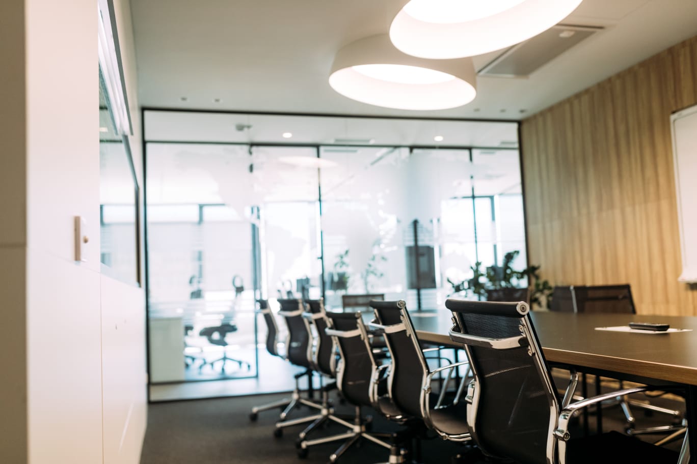 Say goodbye to meeting delays with the right audiovisual meeting room technology